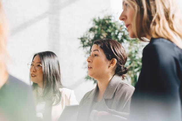 IMAGO Creative, Internationaler Frauenmonat, Entrepreneurinnen IMAGO Creative: Kreative Renaissance -- der junge Entrepreneur Female professionals networking in meeting at office , model released, property released Copyright: xMaskotx , MA71470