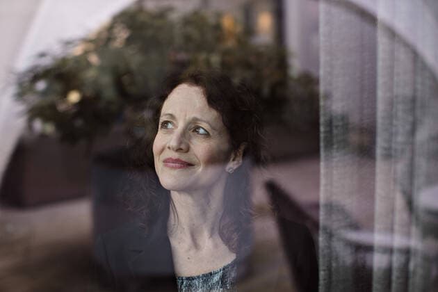 IMAGO Creative: Dichotomien, Reflexionen Thoughtful businesswoman looking away seen through glass window , model released, property released Copyright: xMaskotx , MA71962