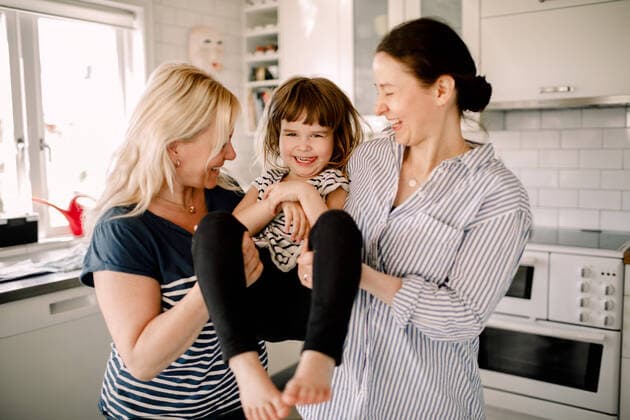 IMAGO Creative: Mutterschaft Mothers holding smiling daughter while standing in kitchen , model released, property released Copyright: xMaskotx , MA72268
