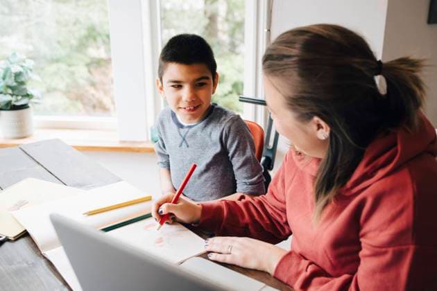 IMAGO Kreativ: Bildung, Kunsterziehung Mother teaching drawing to autistic son while sitting at home , model released, property released Copyright: xMaskotx , MA72550