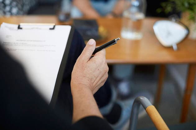 IMAGO Creative: Lokalhelden - Gesundheits- und Rettungskräfte Cropped image of male therapist with reports on clipboard at community center , model released, property released Copyright: xMaskotx , MA72598
