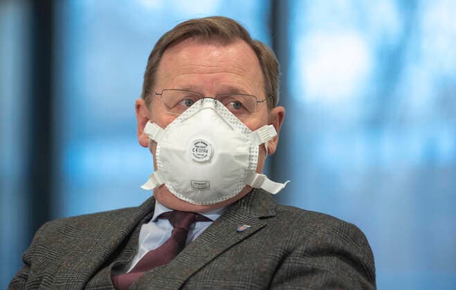 31. PLENARSITZUNG IM THÜRINGER LANDTAG 18 12 2020 - Erfurt: Ministerpräsident Bodo Ramelow (DIE LINKE) mit einer FFP3 Maske in der 31. Plenarsitzung des Thüringer Landtags in der Arena Erfurt am 18. Dezember 2020. _________________