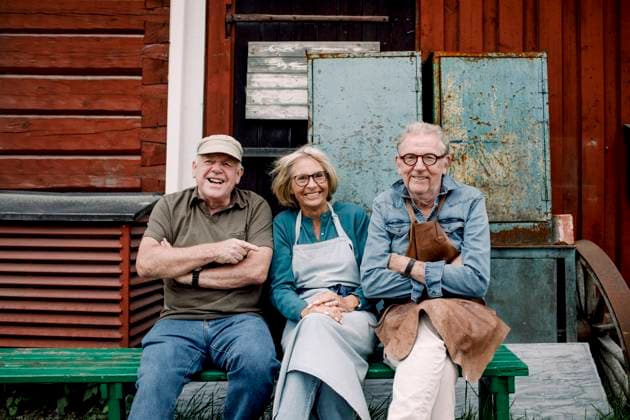 IMAGO Creative: Landleben - Alfresco, Draußen Portrait of smiling senior coworkers sitting on bench against hardware store , model released, property released Copyright: xMaskotx , MA73220