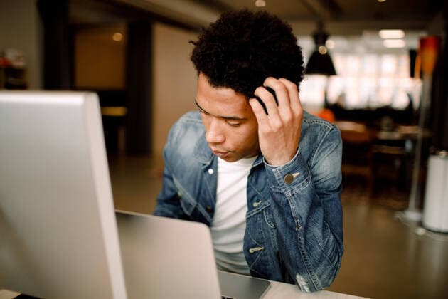 IMAGO Creative: Kreative Renaissance -- der junge Entrepreneur Worried male professional using laptop while sitting at office desk , model released, property released Copyright: xMaskotx , MA73542