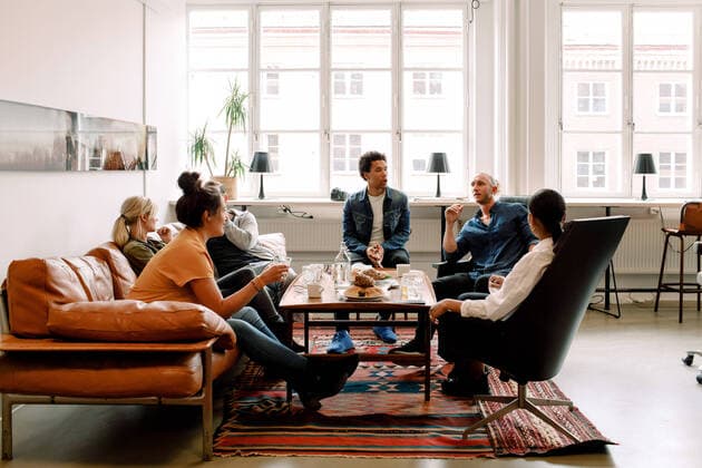 IMAGO Creative: Kreative Renaissance -- der junge Entrepreneur Creative male and female business colleagues talking during break in office , model released, property released Copyright: xMaskotx , MA73567