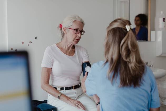 IMAGO Creative: Brustkrebsmonat Female doctor checking blood pressure of senior woman in clinic , model released, property released Copyright: xMaskotx , MA73928