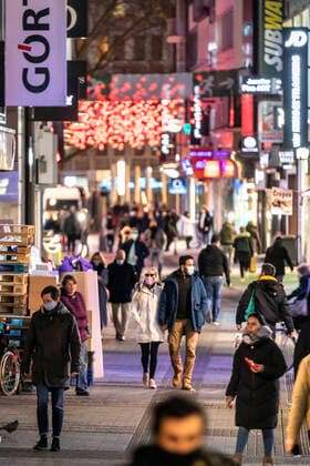Einkaufsstraßen in Köln nach dem Lockdown in der Corona Krise - Fußgängerzone Hohe Straße