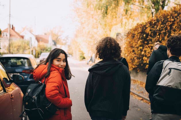 IMAGO Creative, Jahreszeit Herbst, Ferien IMAGO Creative: Herbst in der Stadt Portrait of teenage girl walking with friends on street in city during sunny day , model released Copyright: xMaskotx , MA74279