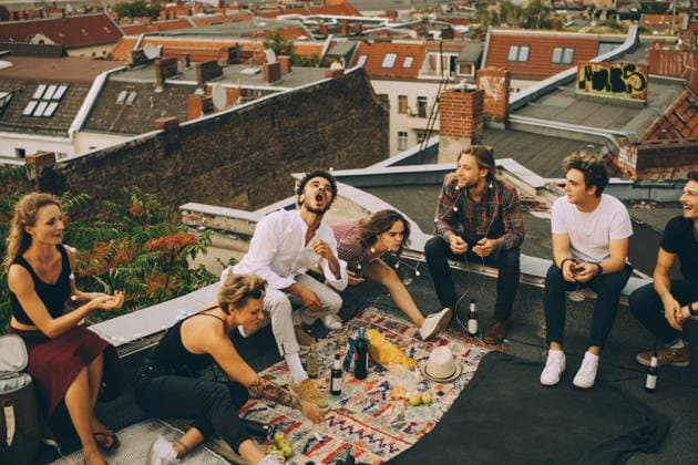 IMAGO Creative, Urban Lifestyle IMAGO Kreativ: Urbane Kultur - Sommer auf den Dächern Cheerful male and female friends enjoying on terrace during rooftop party , model released, property released Copyright: xMaskotx , MA75604