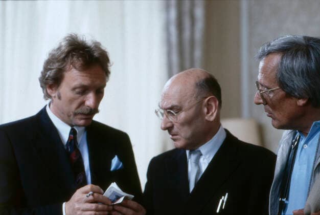 Kir Royal, 1986 Franz Xaver Kroetz als Baby Schimmerlos, Rudolf Wessely als Sedlacek und Dieter Hildebrandt als Herbie in Kir Royal, Folge 5: Königliche Hoheit, Regie: Helmut Dietl, 1986. Franz Xaver Kroetz as Baby Schimmerlos, Rudolf Wessely as Sedlacek and Dieter Hildebrandt as Herbie in Kir Royal, Episode 5: Känigliche Hoheit, Director: Helmut Dietl, 1986., Deutschland Copyright: kpa UnitedArchives55021049 EDITORIAL USE ONLY