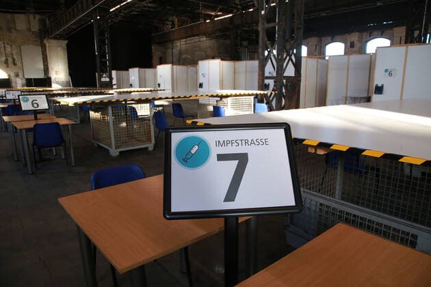 18.12.2020 Dortmund In der Warsteiner Music Hall, auf dem Gelände des ehemaligen Hoesch-Hochofenwerks auf Phoenix-West hat die Stadt Dortmund ihr Corona-Impfzentrum eingerichtet. Die medizinischen Abläufe und Logistik der Impfungen organisieren die Kassenärztliche Vereinigung Westfalen-Lippe (KVWL) und die Stadt Dortmund gemeinsam. Die Gesamtkoordination liegt bei der Stadt.