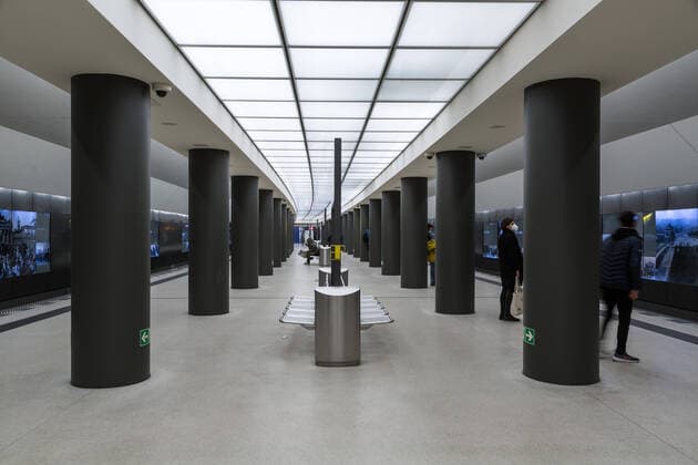 Fast menschenleerer U-Bahnhof Brandenburger Tor in Berlin während der Corona Pandemie am 16.12.2020