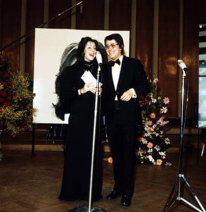 VICKY LEANDROS - GRAND PRIX EUROVISION DE LA CHANSON VICKY LEANDROS, singt für Luxemburg beim Grand Prix Eurovision de la Chanson in Edinburgh und siegt mit dem Lied: Apres Toi, hier mit Moderator FRANK ELSNER, 1972. VICKY LEANDROS, sings for Luxembourg at the Grand Prix Eurovision de la Chanson in Edinburgh and wins with the song: Apres Toi, here with presenter FRANK ELSNER, 1972., Edinburgh Schottland Großbritannien Copyright: HelmutxReiss UnitedArchives830003255 EDITORIAL USE ONLY