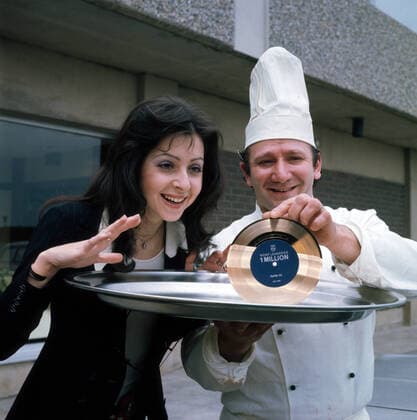 Archivbilder der Woche KW51 VICKY LEANDROS Sängerin Vicky Leandros mit der Goldenen Single für 1 Million verkaufter Schallplatten des Liedes: Apres Toi, mit diesem Lied gewann sie beim Grand Prix Eurovision de la Chanson 1972 in Edinburgh. Singer Vicky Leandros with the Golden Single for 1 million records sold of the song: Apres Toi, with this song she won the Grand Prix Eurovision de la Chanson 1972 in Edinburgh., Deutschland Copyright: HelmutxReiss UnitedArchives830003270 EDITORIAL USE ONLY