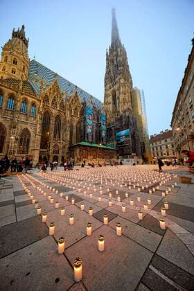 Bilder des Jahres 2020, News 12 Dezember News Bilder des Tages - Wien 18.12.2020 - Coronavirus Krise - Heute wurden von der Caritas , zum stillen Gedenken an die Corona-Toten vor dem Stephansdom 5.127 Lichter aufgestellt die jede an einen am Coronavirus Verstorbenen erinnern soll. Vienna, Austria - Coronavirus Crisis - Today, Caritas put up 5,127 lights in front of St. Stephen s Cathedral to quietly commemorate the coronavirus deaths, each light is intended to remind one of those who died of the coronavirus until today. Lichtermeer für Corona-Tote vor Stephansdom *** Vienna 18 12 2020 Coronavirus Crisis Today, Caritas put up 5,127 lights in front of St Stephen s Cathedral to quietly commemorate the coronavirus deaths, each light is intended to remind one of those who died of the coronavirus until 