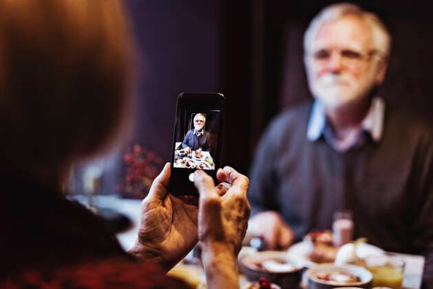 IMAGO Creative: Dichotomien, Generationen IMAGO Creative: Landleben - Essen Senior woman photographing man through smart phone while having breakfast at table in hotel Sweden, Stockholm, model released, property released Copyright: xMaskotx , MA79296