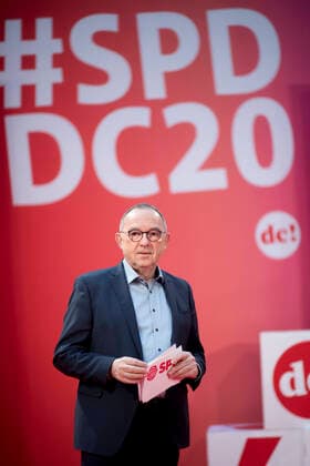 Norbert Walter-Borjans, digital debate camp SPD DEU, Deutschland, Germany, Berlin, 04.03.2018 Norbert Walter-Borjans, co Vorsitzender der SPD, waehrend des SPD Debattencamp SPDDC20 in Vorbereitung zum Regierungsprogramm vor der Statur von Willy Brandt im Willy-Brandt-Haus, der Parteizentrale der SPD, in Berlin. Norbert Walter-Borjans, co leader of the German Social Democrats SPD, during a digital debate camp at the headquarters of the SPD on December 12, 2020 in Berlin, Germany. The German party exchanged ideas with its candidate for chancellor, Olaf Scholz and the party leadership, along with experts from academia, business, the media and trade unions.Discussions in over 30 sessions with more than 70 speakers *** Norbert Walter Borjans