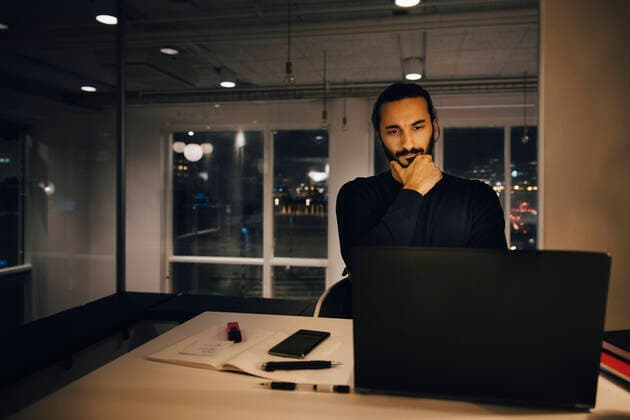 IMAGO Creative: Kreative Renaissance -- der junge Entrepreneur Businessman staring at laptop while thinking in office Sweden, Stockholm, model released, property released Copyright: xMaskotx , MA79732