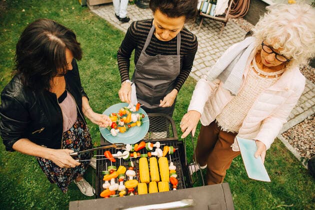 IMAGO Creative: Zivildienst und ehrenamtliches Engagement High angle view of elderly female friends barbecuing dinner at back yard during party Sweden, Stockholm, model released, property released Copyright: xMaskotx , MA80012