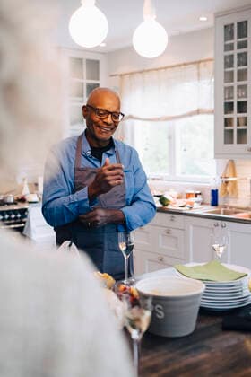 IMAGO Creative: Clickbait, Rezepte und Kochen Smiling bald senior man rolling up sleeves before preparing dinner in kitchen at home Sweden, Stockholm, model released, property released Copyright: xMaskotx , MA80035