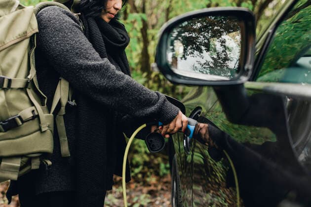 IMAGO Creative: Corporate: Klimaschutz, Digitalisierung und Urbanisierung IMAGO Creative: Klimawandel - Nachhaltiges Reisen Midsection of mid adult woman charging electric car Sweden, Stockholm, model released Copyright: xMaskotx , MA80077