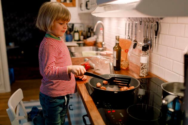 IMAGO Creative: Clickbait, Rezepte und Kochen Side view of cooking food in kitchen at home Sweden, Stockholm, model released, property released Copyright: xMaskotx , MA80238