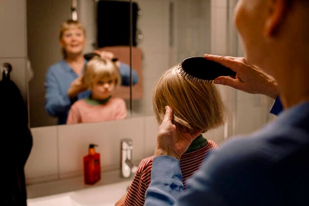 IMAGO Creative: Dichotomien, Generationen IMAGO Creative: Internationaler Frauentag, Mental Load und Care-Arbeit Grandmother combing hair of grandson in bathroom at home Sweden, Stockholm, model released, property released Copyright: xMaskotx , MA80244