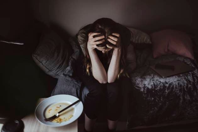 IMAGO Creative: Gesundheit, Magersucht, Bulimie High angle view of worried woman sitting on bed Sweden, Stockholm, model released, property released Copyright: xMaskotx , MA80459