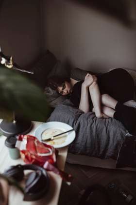 IMAGO Creative: Gesundheit, Magersucht, Bulimie High angle view of sad woman lying on bed Sweden, Stockholm, model released, property released Copyright: xMaskotx , MA80460