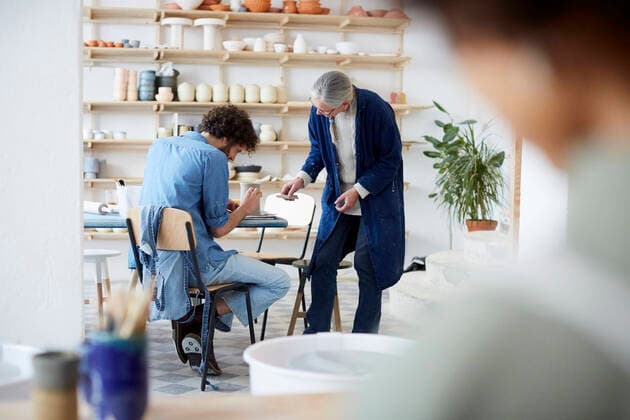 IMAGO Kreativ: Bildung, Kunsterziehung Smiling male and female students learning pottery in art studio Germany, Berlin, model released, property released Copyright: xMaskotx , MA80533
