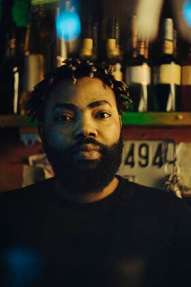 IMAGO Creative: Landleben - Essen Portrait of young bearded bartender with afro hairstyle at bar Sweden, Stockholm, model released, property released Copyright: xMaskotx , MA80883