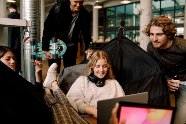 IMAGO Creative: Kreative Renaissance -- der junge Entrepreneur Smiling businessmen and businesswomen working in office Sweden, Stockholm, model released, property released Copyright: xMaskotx , MA80933
