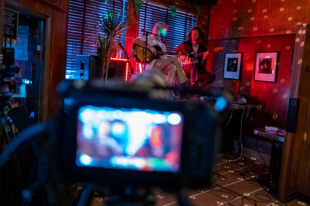 Sängerin Briet, Online-Konzert in Reykjavik Sängerin Bríet bei einem Online-Konzert aus dem geschlossenen Prikið Kaffihús in Reykjavik. Da Bars ohne Speisezubereitung wegen der corona-Pandemie geschlossen sein müssen, veranstaltet das Prikið Kaffihús regelmäßig Online-Konzerte mit bekannten isländischen Künstlern. Bríet - Live Stream
