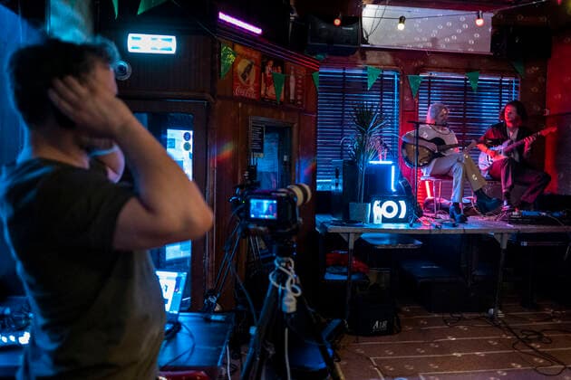 Sängerin Briet, Online-Konzert in Reykjavik Sängerin Bríet bei einem Online-Konzert aus dem geschlossenen Prikið Kaffihús in Reykjavik. Da Bars ohne Speisezubereitung wegen der corona-Pandemie geschlossen sein müssen, veranstaltet das Prikið Kaffihús regelmäßig Online-Konzerte mit bekannten isländischen Künstlern. Bríet - Live Stream