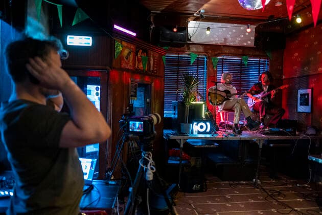 Sängerin Briet, Online-Konzert in Reykjavik Sängerin Bríet bei einem Online-Konzert aus dem geschlossenen Prikið Kaffihús in Reykjavik. Da Bars ohne Speisezubereitung wegen der corona-Pandemie geschlossen sein müssen, veranstaltet das Prikið Kaffihús regelmäßig Online-Konzerte mit bekannten isländischen Künstlern. Bríet - Live Stream