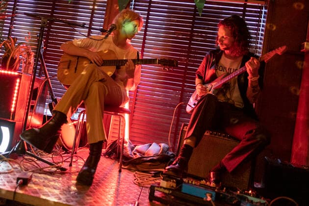 Sängerin Briet, Online-Konzert in Reykjavik Sängerin Bríet bei einem Online-Konzert aus dem geschlossenen Prikið Kaffihús in Reykjavik. Da Bars ohne Speisezubereitung wegen der corona-Pandemie geschlossen sein müssen, veranstaltet das Prikið Kaffihús regelmäßig Online-Konzerte mit bekannten isländischen Künstlern. Bríet - Live Stream