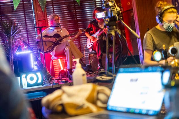 Sängerin Briet, Online-Konzert in Reykjavik Sängerin Bríet bei einem Online-Konzert aus dem geschlossenen Prikið Kaffihús in Reykjavik. Da Bars ohne Speisezubereitung wegen der corona-Pandemie geschlossen sein müssen, veranstaltet das Prikið Kaffihús regelmäßig Online-Konzerte mit bekannten isländischen Künstlern. Bríet - Live Stream