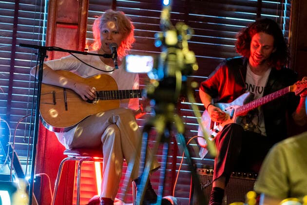 Sängerin Briet, Online-Konzert in Reykjavik Sängerin Bríet bei einem Online-Konzert aus dem geschlossenen Prikið Kaffihús in Reykjavik. Da Bars ohne Speisezubereitung wegen der corona-Pandemie geschlossen sein müssen, veranstaltet das Prikið Kaffihús regelmäßig Online-Konzerte mit bekannten isländischen Künstlern. Bríet - Live Stream