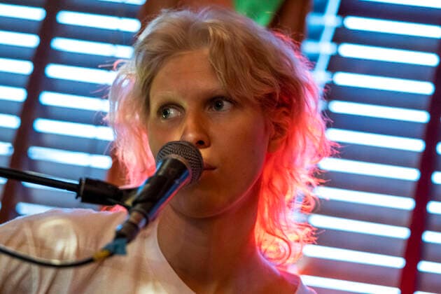 Sängerin Briet, Online-Konzert in Reykjavik Sängerin Bríet bei einem Online-Konzert aus dem geschlossenen Prikið Kaffihús in Reykjavik. Da Bars ohne Speisezubereitung wegen der corona-Pandemie geschlossen sein müssen, veranstaltet das Prikið Kaffihús regelmäßig Online-Konzerte mit bekannten isländischen Künstlern. Bríet - Live Stream