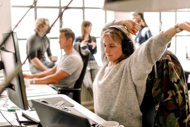 IMAGO Creative: Internationaler Frauentag, Gender Pay Gap, Frauen verdienen 18 Prozent weniger Female entrepreneur stretching while looking at computer in office Sweden, Stockholm, model released, property released Copyright: xMaskotx , MA80991