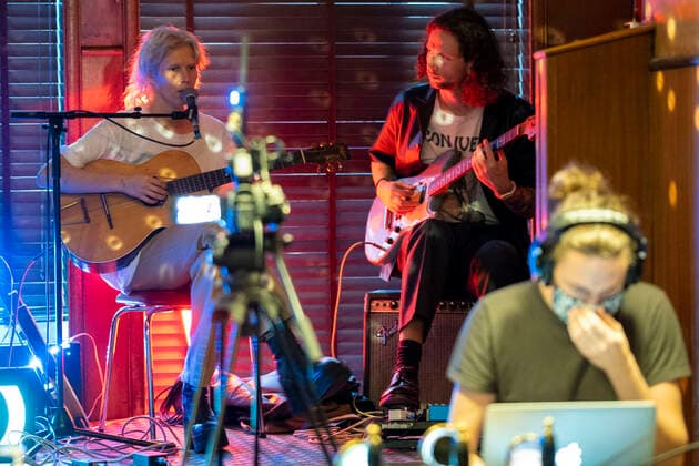 Sängerin Briet, Online-Konzert in Reykjavik Sängerin Bríet bei einem Online-Konzert aus dem geschlossenen Prikið Kaffihús in Reykjavik. Da Bars ohne Speisezubereitung wegen der corona-Pandemie geschlossen sein müssen, veranstaltet das Prikið Kaffihús regelmäßig Online-Konzerte mit bekannten isländischen Künstlern. Bríet - Live Stream