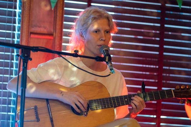 Sängerin Briet, Online-Konzert in Reykjavik Sängerin Bríet bei einem Online-Konzert aus dem geschlossenen Prikið Kaffihús in Reykjavik. Da Bars ohne Speisezubereitung wegen der corona-Pandemie geschlossen sein müssen, veranstaltet das Prikið Kaffihús regelmäßig Online-Konzerte mit bekannten isländischen Künstlern. Bríet - Live Stream