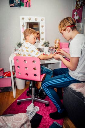 IMAGO Creative: Jahreszeit Winter, Fantasievoll drinnen spielen Boy applying nail polish on brother at home Sweden, Stockholm, model released, property released Copyright: xMaskotx , MA81042