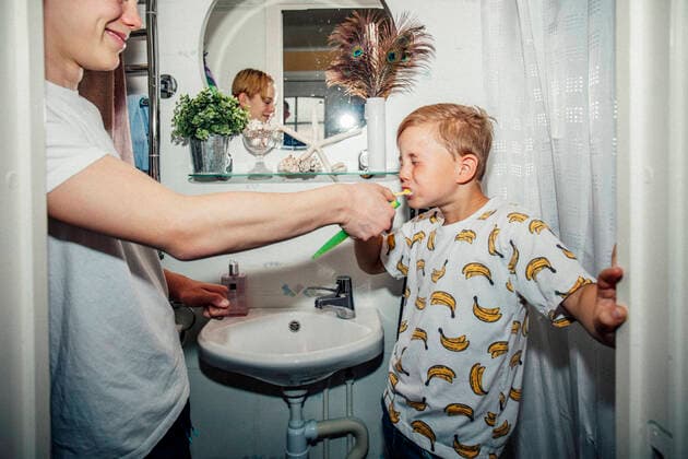 IMAGO Kreativ: Bruderschaft Boy brushing teeth in bathroom sink Sweden, Stockholm, model released, property released Copyright: xMaskotx , MA81047
