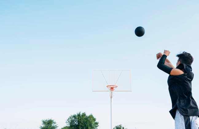 IMAGO Creative: Sport in der Stadt Young man playing on yellow basketball court outdoor. Copyright: xJosexLuisxCarrascosax Model Released