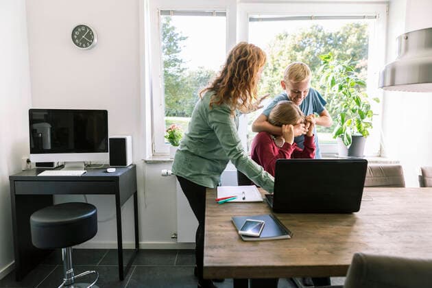 IMAGO Creative: Internationaler Frauentag, Mental Load und Care-Arbeit IMAGO Creative: Jahreszeit Winter, Fantasievoll drinnen spielen Mother looking at playful children by table at home Sweden, Malmo, model released, property released Copyright: xKentarooxTrymanx , MA81270