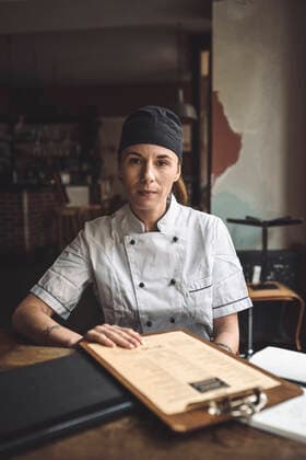 IMAGO Creative: Kreative Renaissance -- der junge Entrepreneur Portrait of chef with menu sitting at restaurant Germany, Berlin, model released, property released Copyright: xMaskotx , MA81387