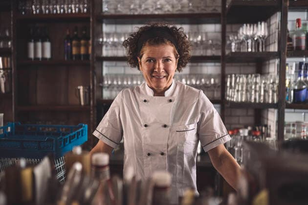 IMAGO Creative: Internationaler Frauenmonat, Gesundheit, Frauen in der Menopause IMAGO Creative, Internationaler Frauenmonat, Entrepreneurinnen Portrait of smiling female chef in commercial kitchen Germany, Berlin, model released, property released Copyright: xMaskotx , MA81438