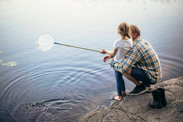 IMAGO Creative: Dichotomien, Reflexionen High angle view of father and daughter fishing in lake Sweden, Stockholm, model released Copyright: xMaskotx , MA81536