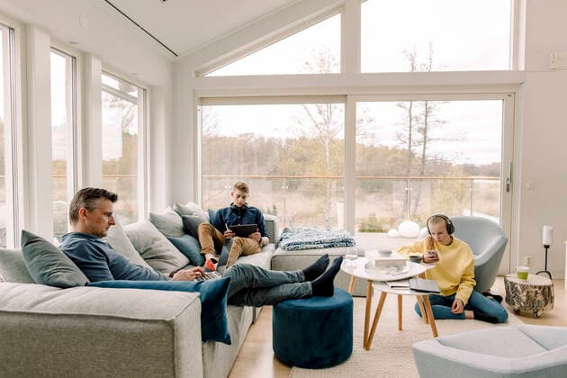 IMAGO Creative: Jahreszeit Winter, Couching Father and children using wireless technology at home Sweden, Stockholm, model released, property released Copyright: xMaskotx , MA81915